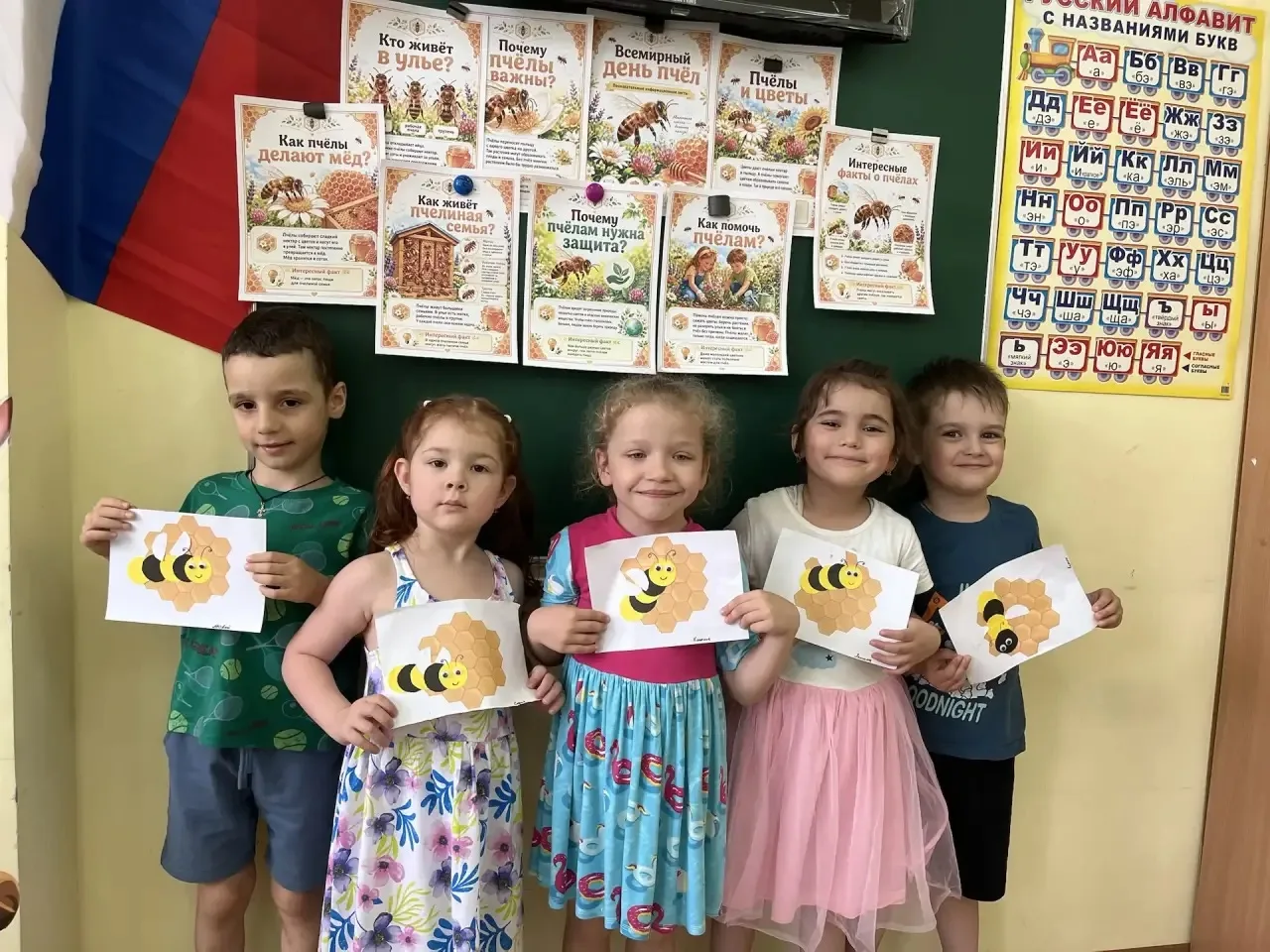 Жу-жу-жу! Празднуем Всемирный день пчёл в «Улыбке»!🐝🌼✨  Сегодня, 20 мая, наши воспитанники погрузили