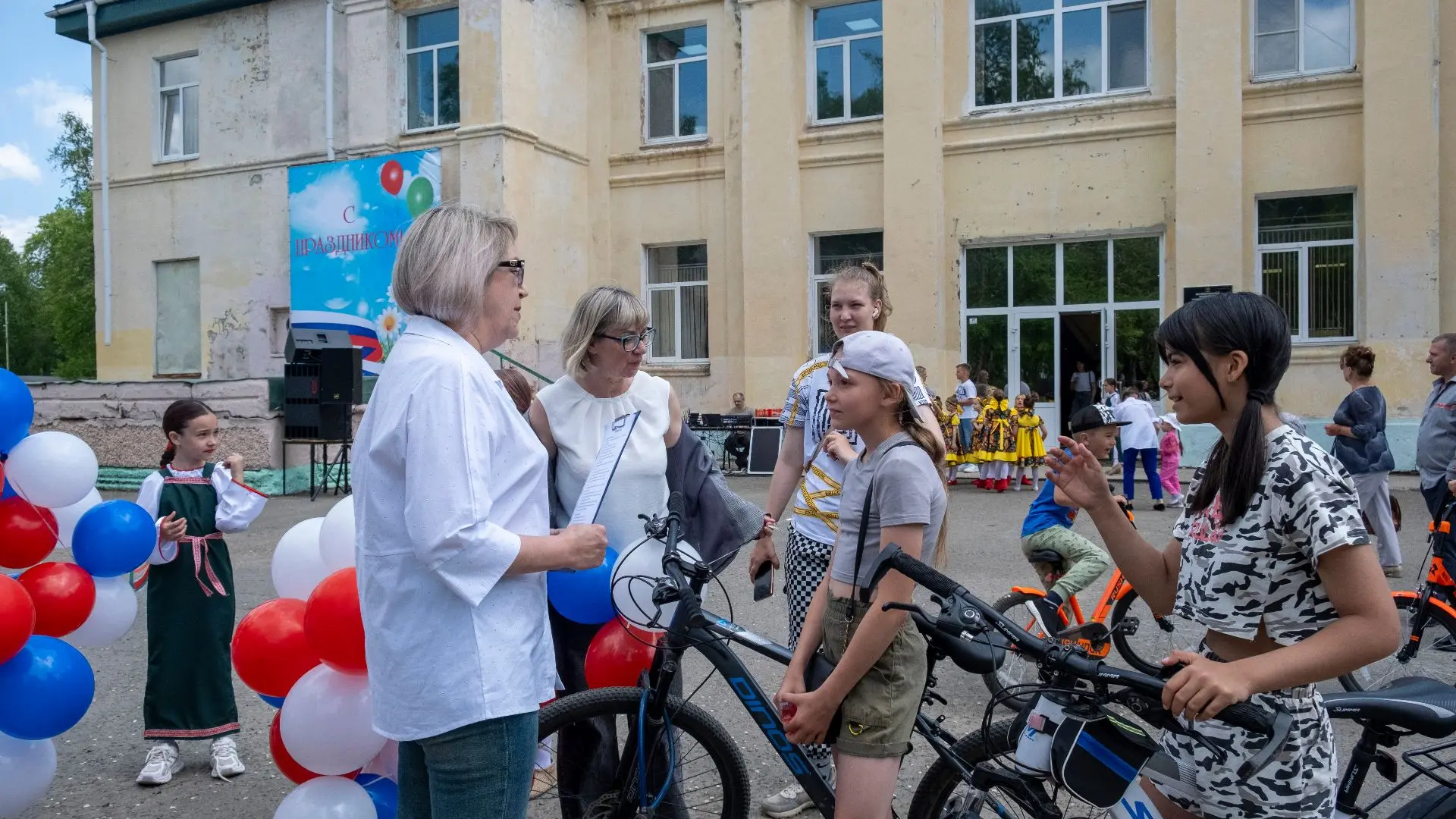 На площади Дома культуры «Восход» прошла патриотическая акция «Триколор»!
Участники с энтузиазмом от