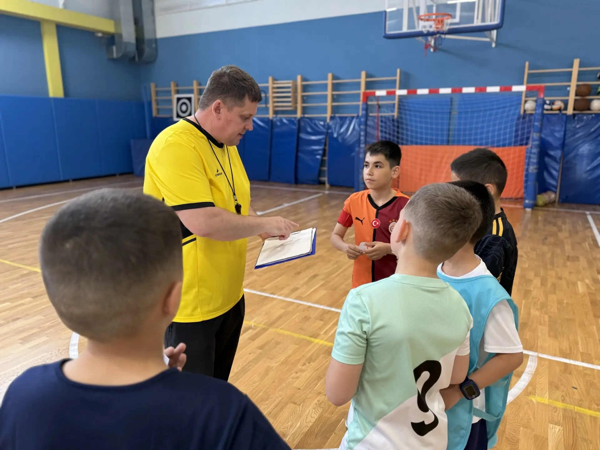 ⚽️ Азарт, голы и командный дух!  В нашей школе гремел настоящий футбольный бой! 🏆 На площадке встрет
