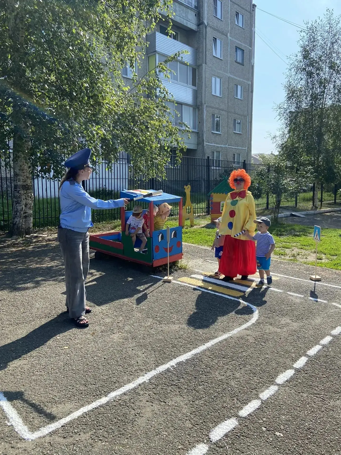 «Сегодня к малышам в гости пришёл весёлый клоун! Вместе они отправились в маленькое путешествие по п