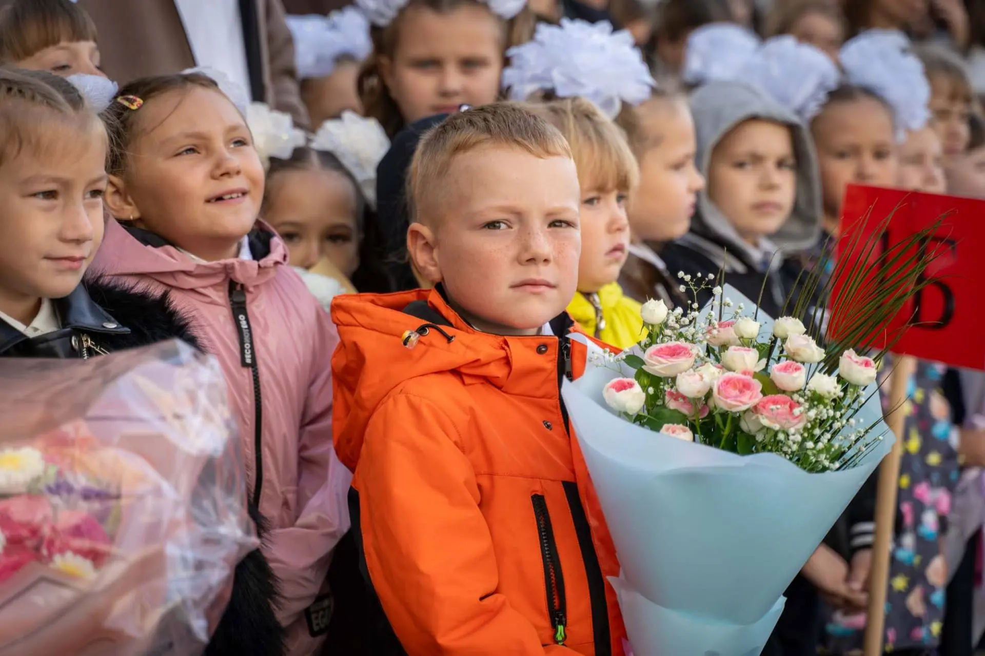 Сегодня новый учебный год начался для 8922 школьников нашего города. Впервые сели за па...