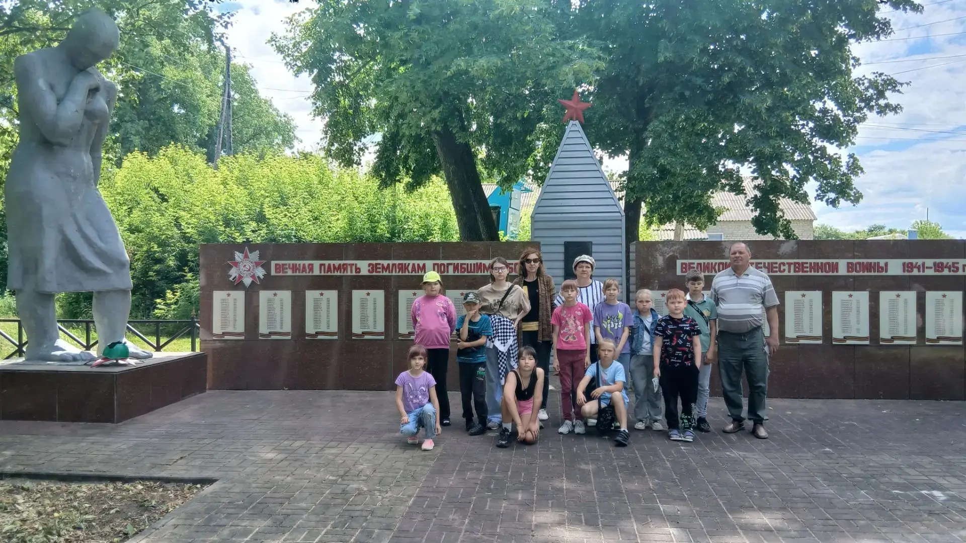 В преддверии Дня памяти и скорби ученики МКОУ Новосильской СОШ приняли участие в уборке территорий б