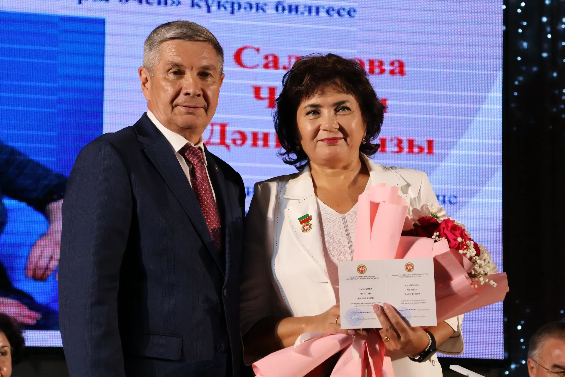 50дән артык мәгариф хезмәткәре лаеклы бүләкләрен алды (исемлек һәм фотолар) безнең сайт...