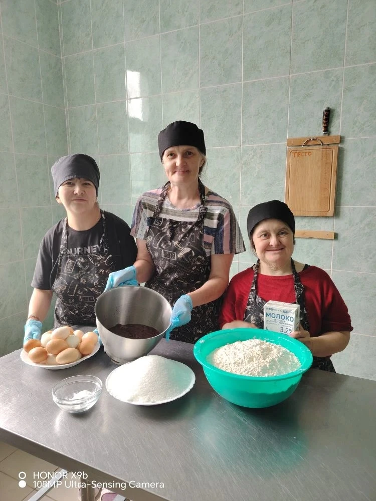 Сегодня день выдался на славу: наши умелые хозяюшки взялись за тесто, и вот уже по всем...