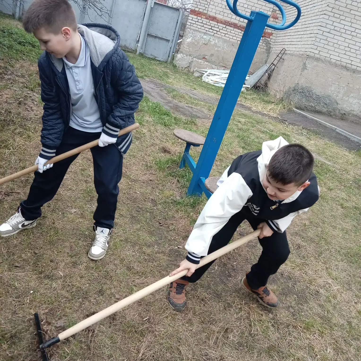 🌱🧹 Маленькие сердца — большие дела! 🧹🌱  Пока старшеклассники показывают пример, наши замечательные р