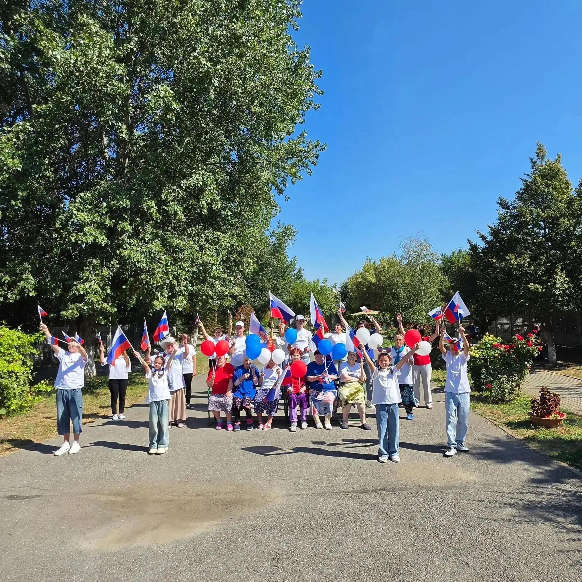 В преддверии Дня флага Российской Федерации получатели социальных услуг из социально-ре...