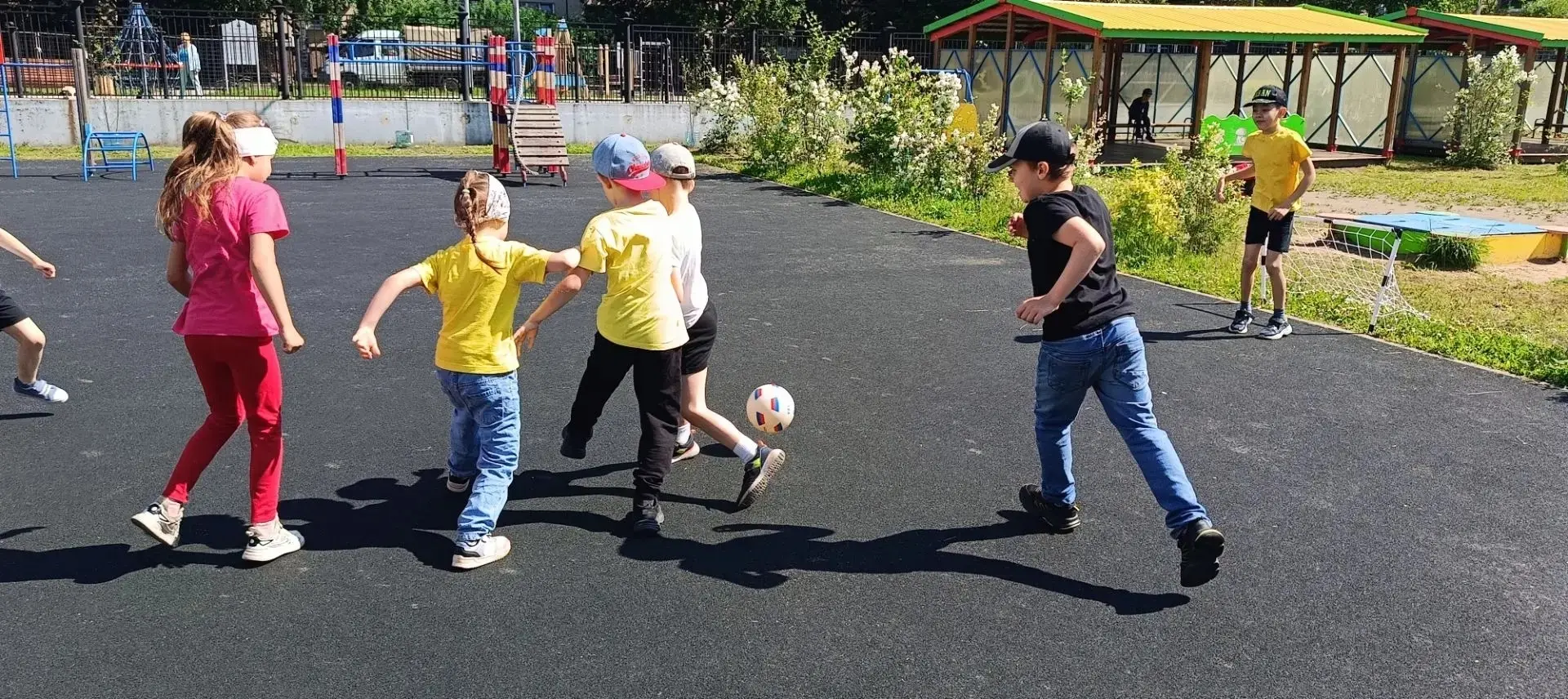 ⚽️ Сегодня мы отмечаем самый динамичный и спортивный праздник — Всемирный день детского футбола!

Гл