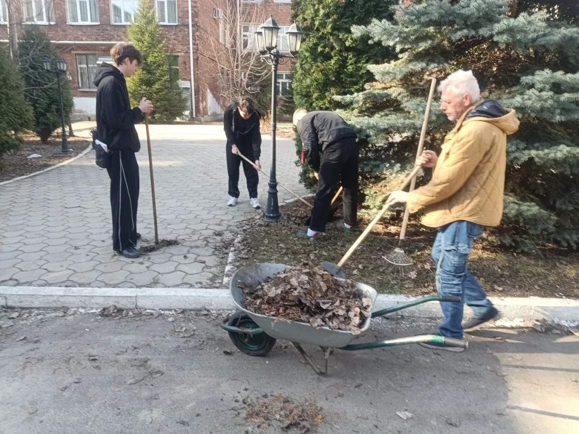 Студенты нашего филиала РГУПС вышли на субботник. Приводили в порядок территорию возле корпуса на ул