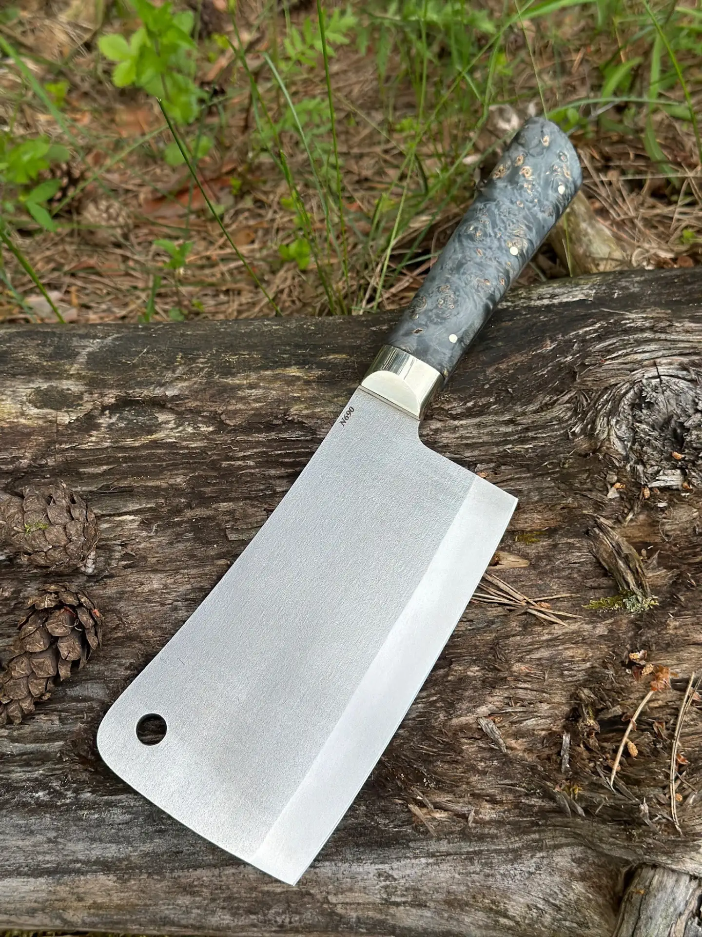 ⚔️ Разделочный топорик из нержавеющей стали N690. 

▫️ Сталь прочная, долго держит заточку и не треб