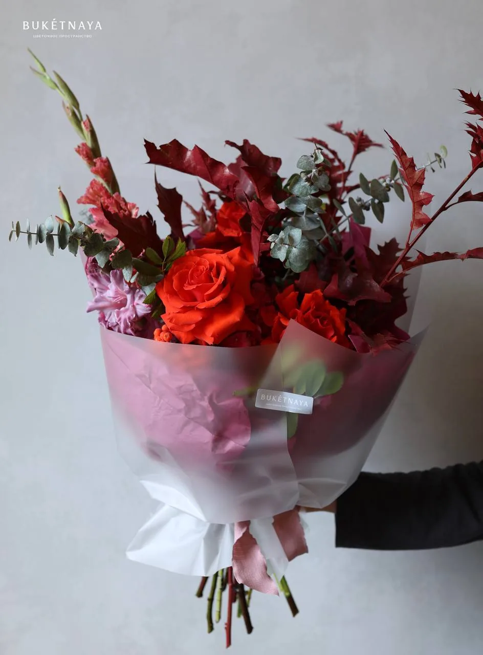 Витрина полностью заполнена красивыми букетами для наших школьников 💐✨