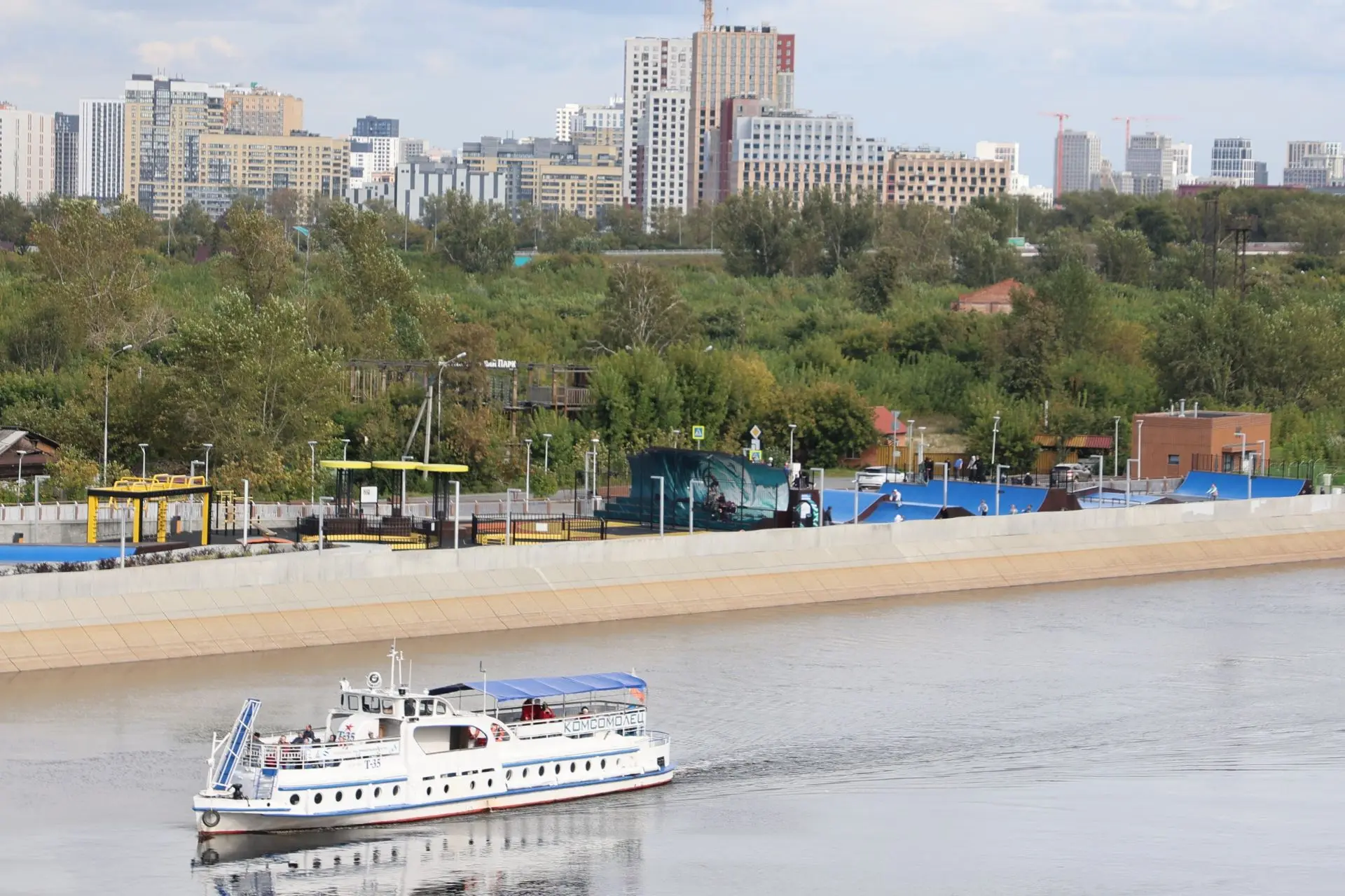На набережной Тюмени открылась современная спортивная площадка — городской скейт-парк. ...