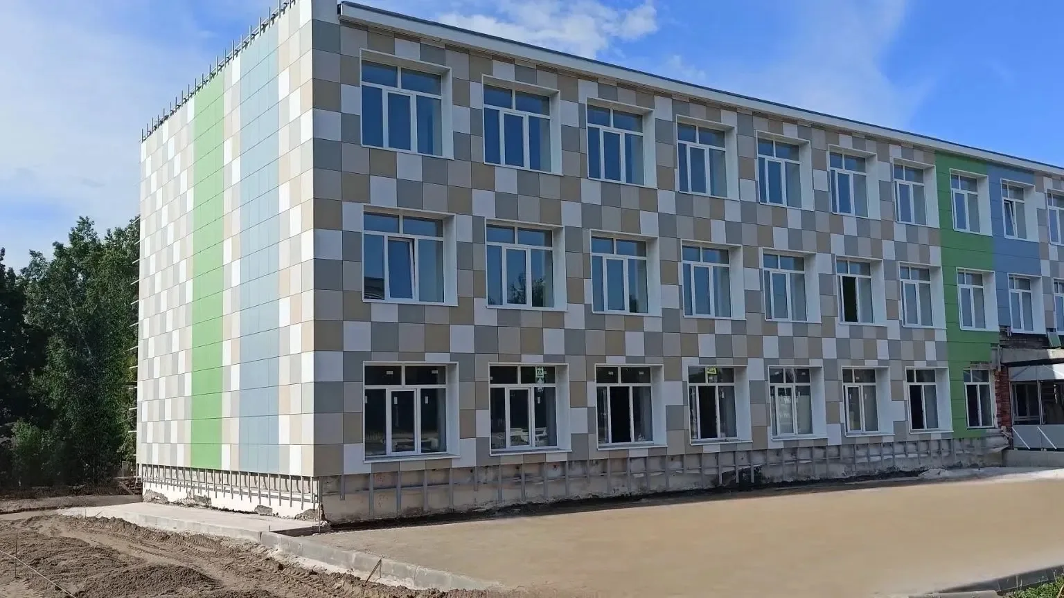 В поселке Новый Тукаевского района продолжается обновление средней общеобразовательной школы. Учебно