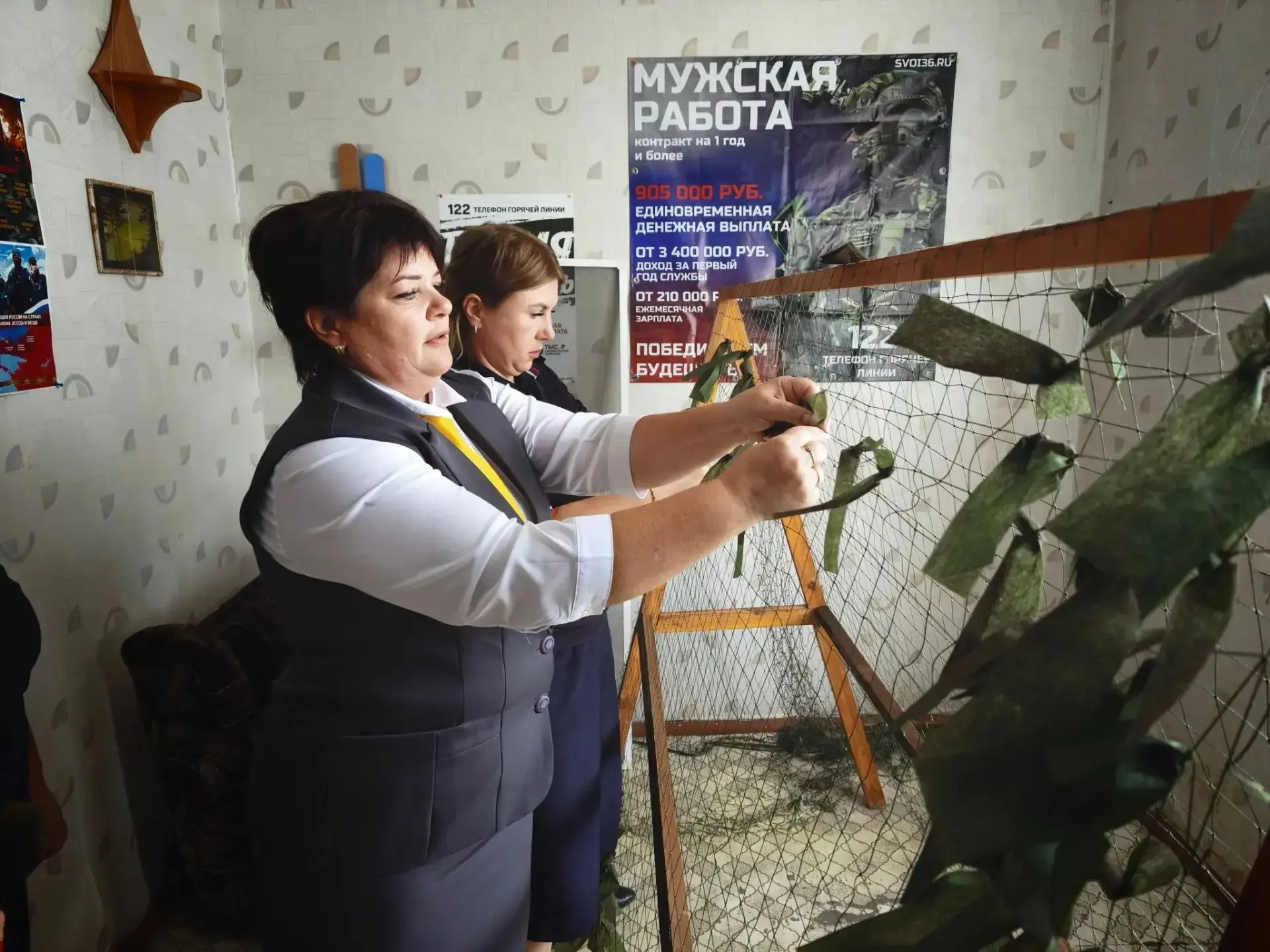 📌В Нижнедевицком районе прошел обучающий мастер-класс для полицейских по изготовлению ...