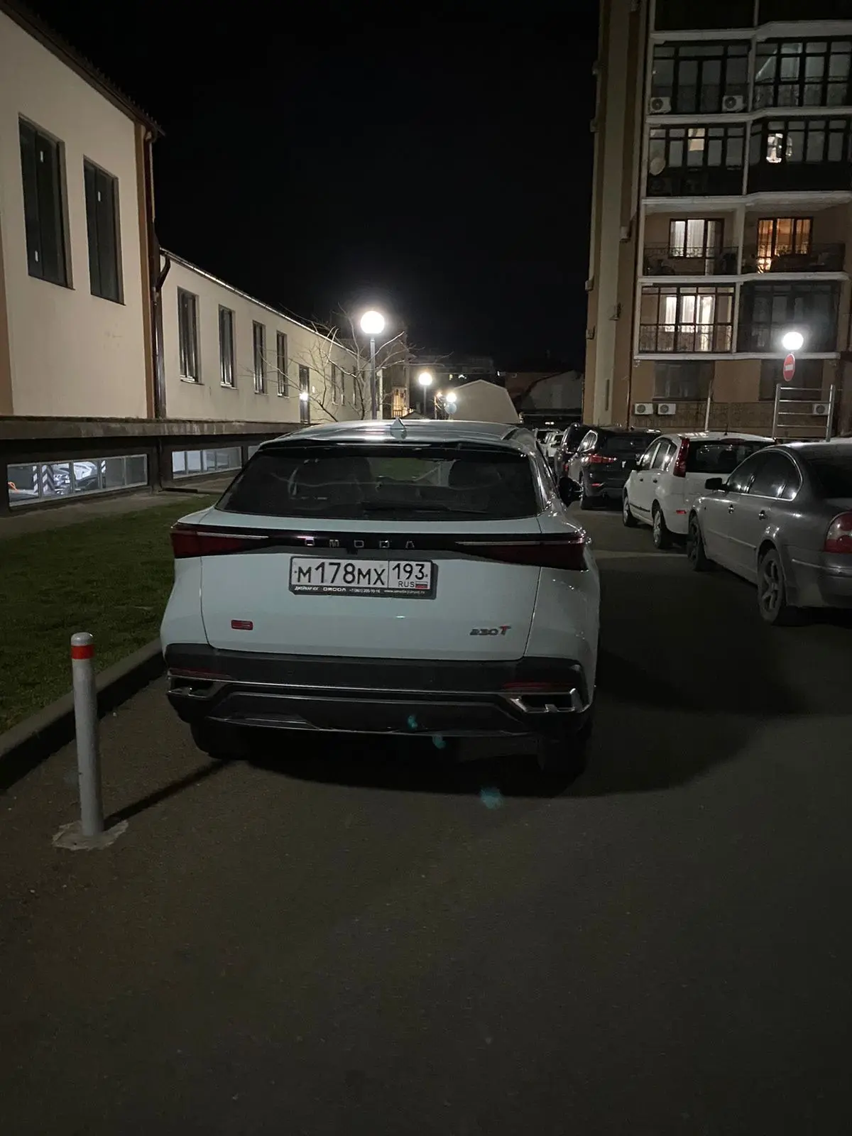 Уважаемые собственники авто, переставьте свои машины, вы блокируете проезд‼️‼️‼️