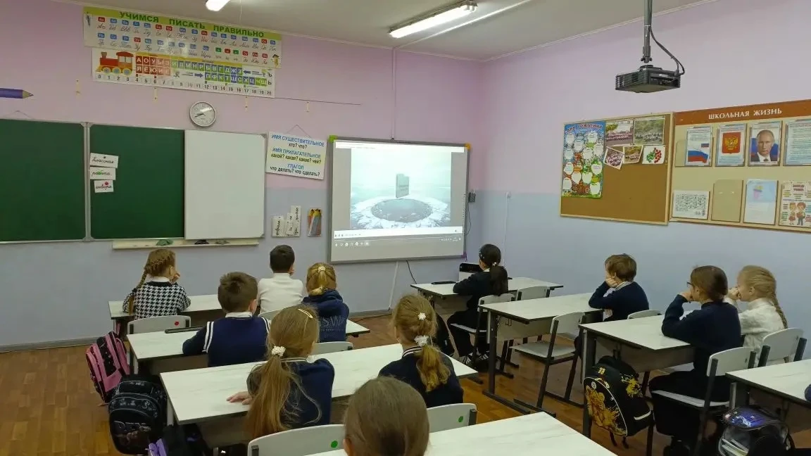 🌟 Неделя в нашей школе началась ярко! 🌟  Сегодня понедельник, и, как всегда, мы стартовали с традици