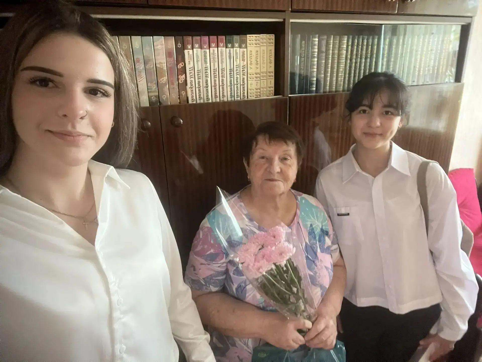 Учащиеся 8В класса начали учебный год с  доброго дела. Они навестили ветерана педагогич...