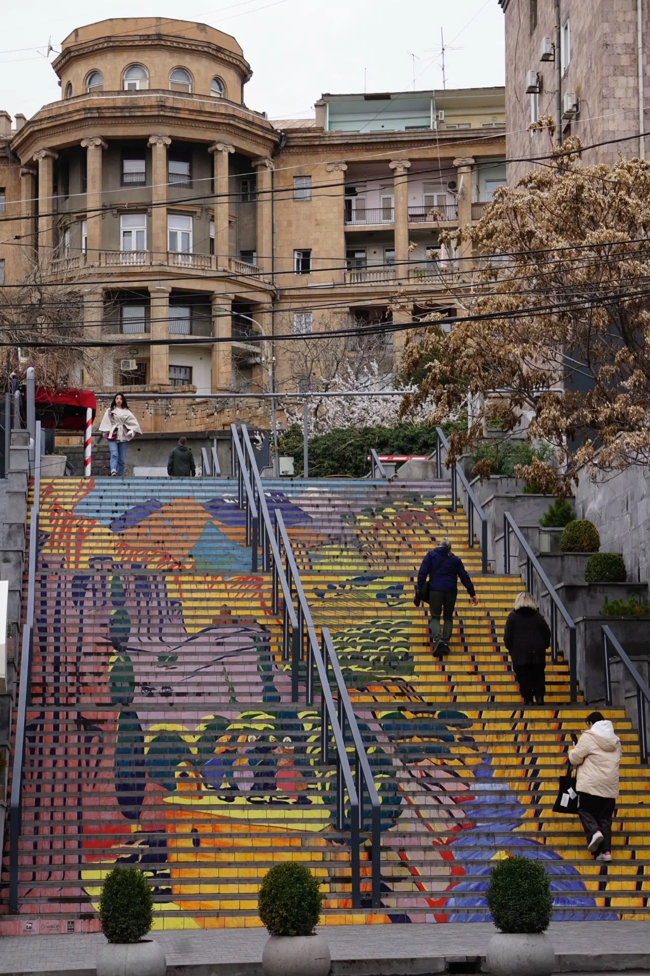 Когда город говорит с тобой через искусство 🎨
🇦🇲 Ереван, улица Сарьяна