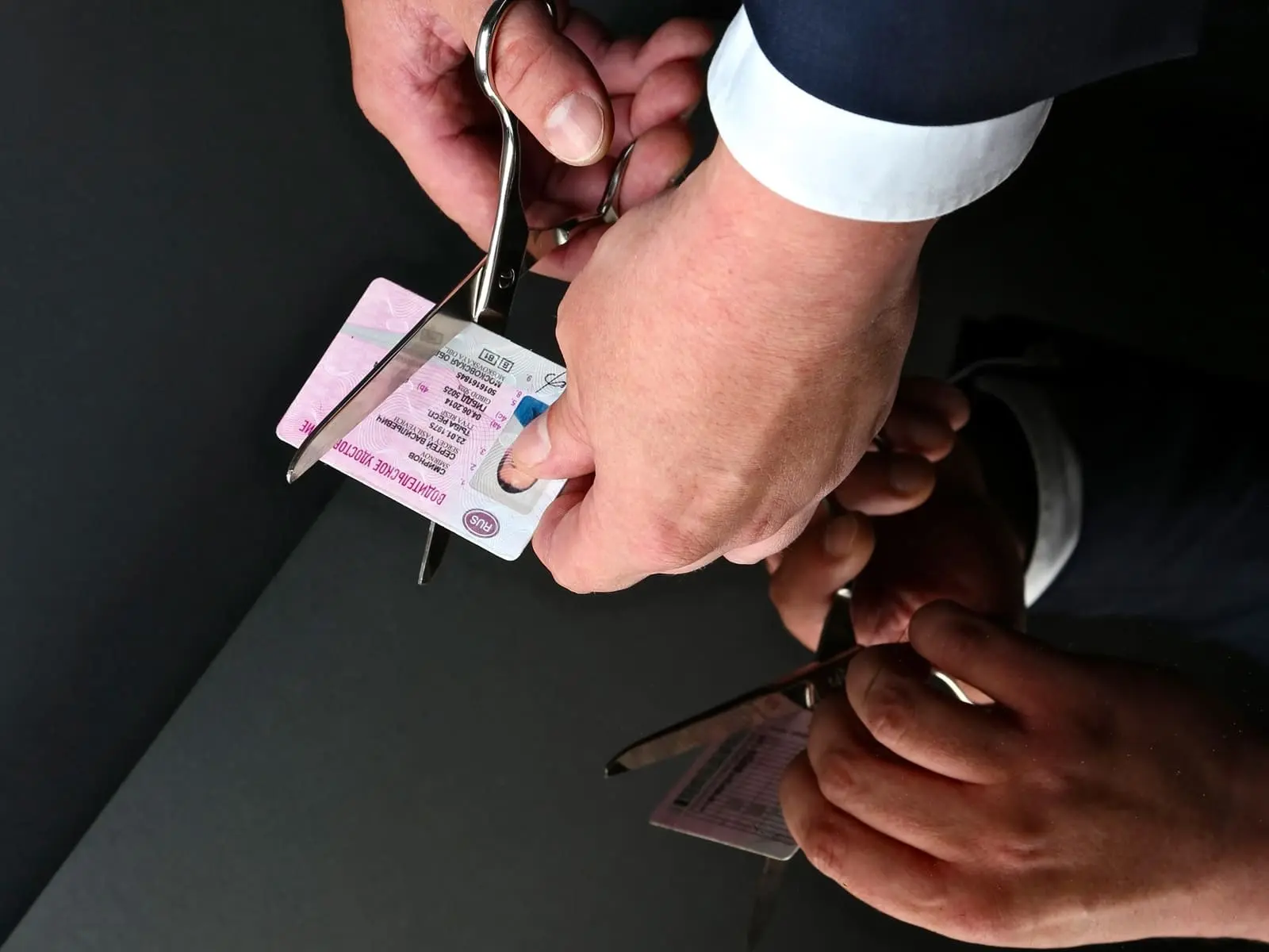 В Сургутском районе произошло ДТП с участием женщины, лишённой прав.  Она двигалась по встречной пол