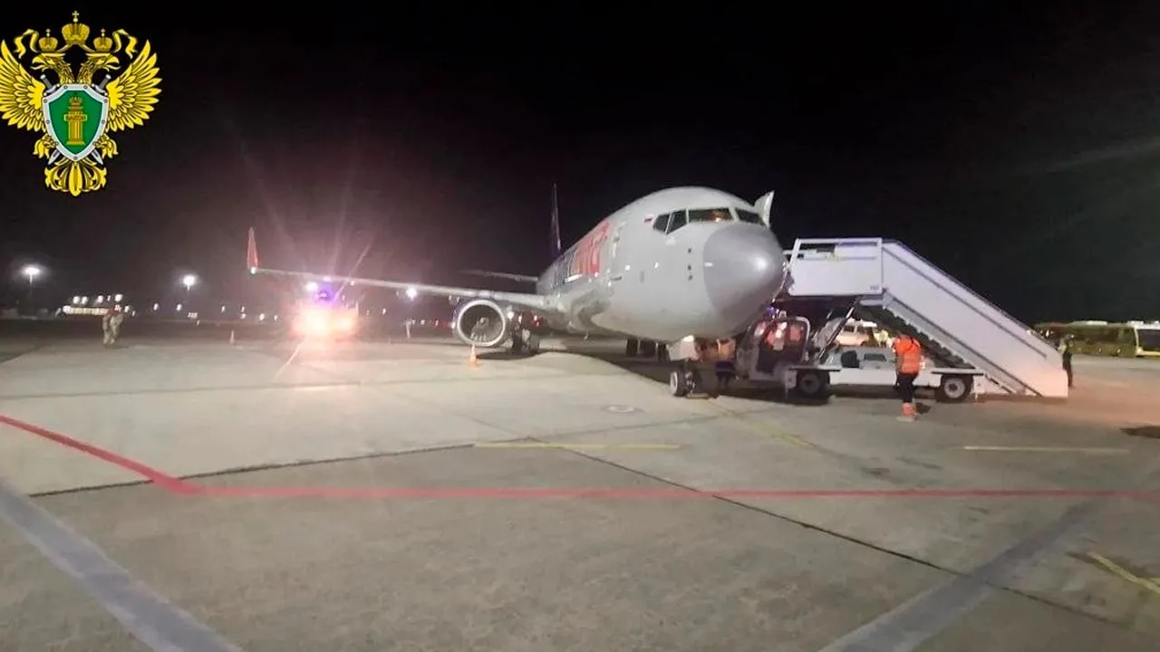 ✈️ В аэропорту Сочи экстренно сел Boeing 737-800 с отказавшим двигателем - пострадавших...