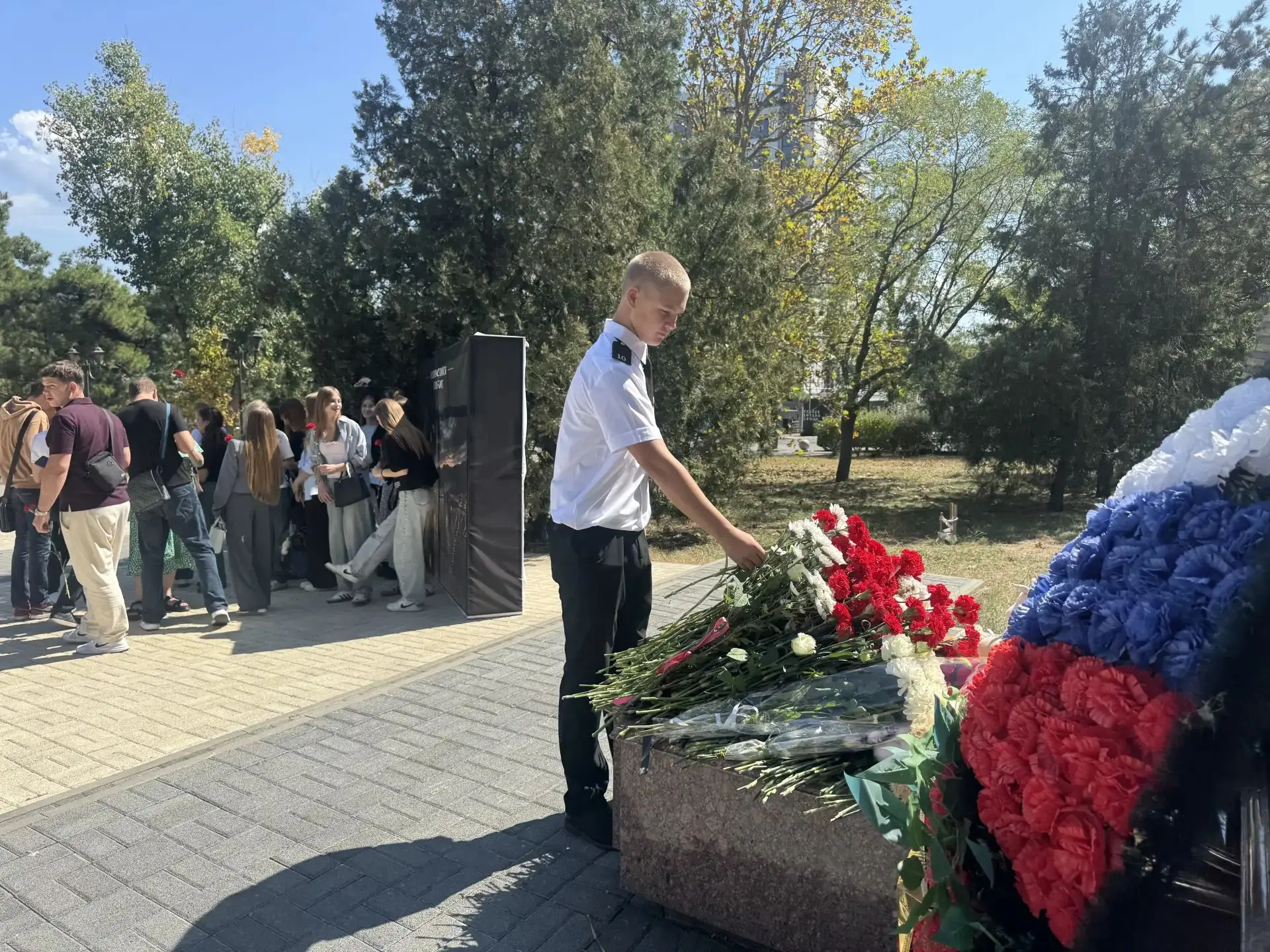 Сегодня, в День солидарности в борьбе с терроризмом, учащиеся нашей школы возложили цве...