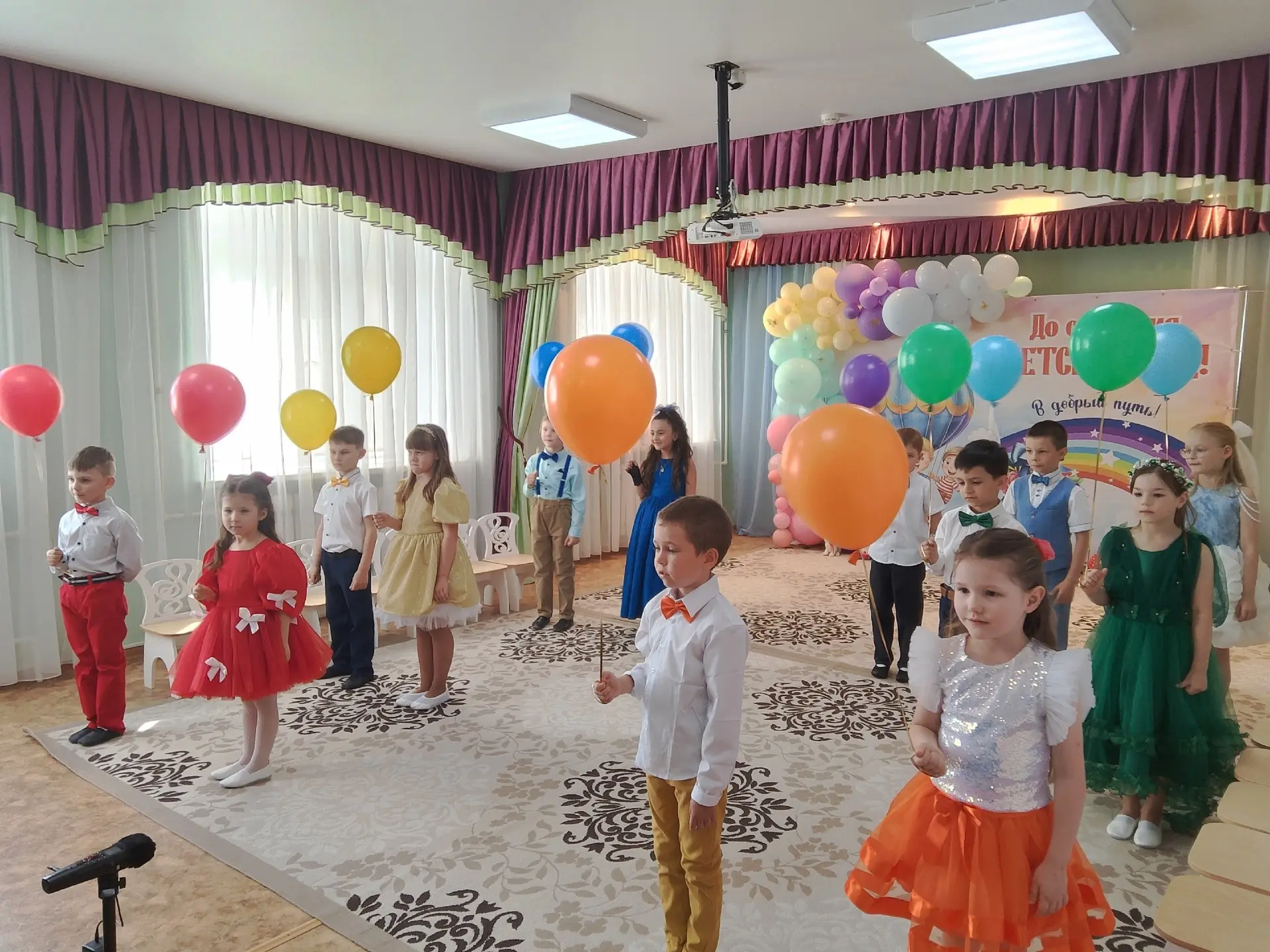 В нашем саду немного грустно и очень светло. У наших детей первый в жизни выпускной! 👩...