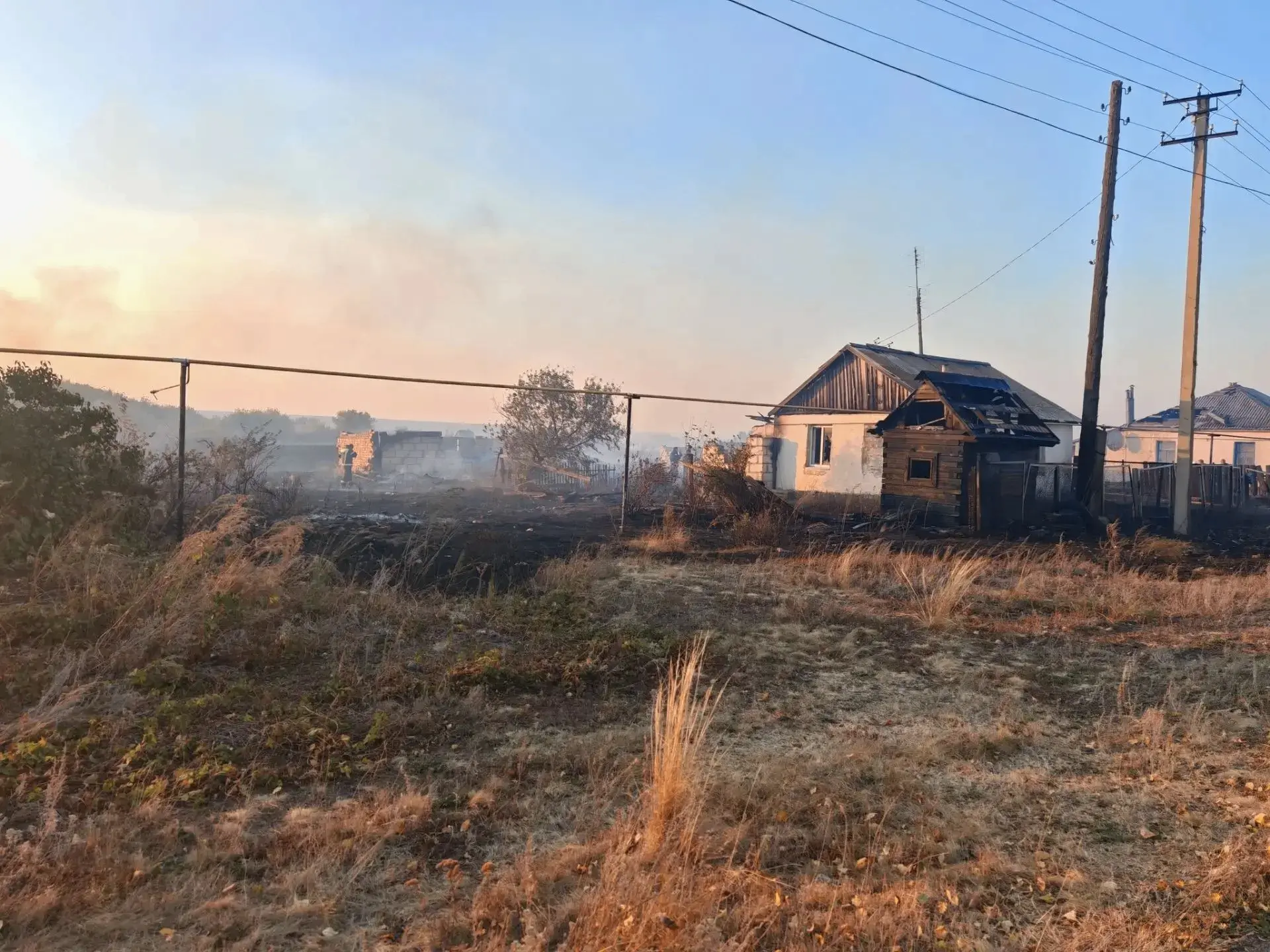 🔥 Полицейские помогли жителям Кваркенского района во время пожара.
