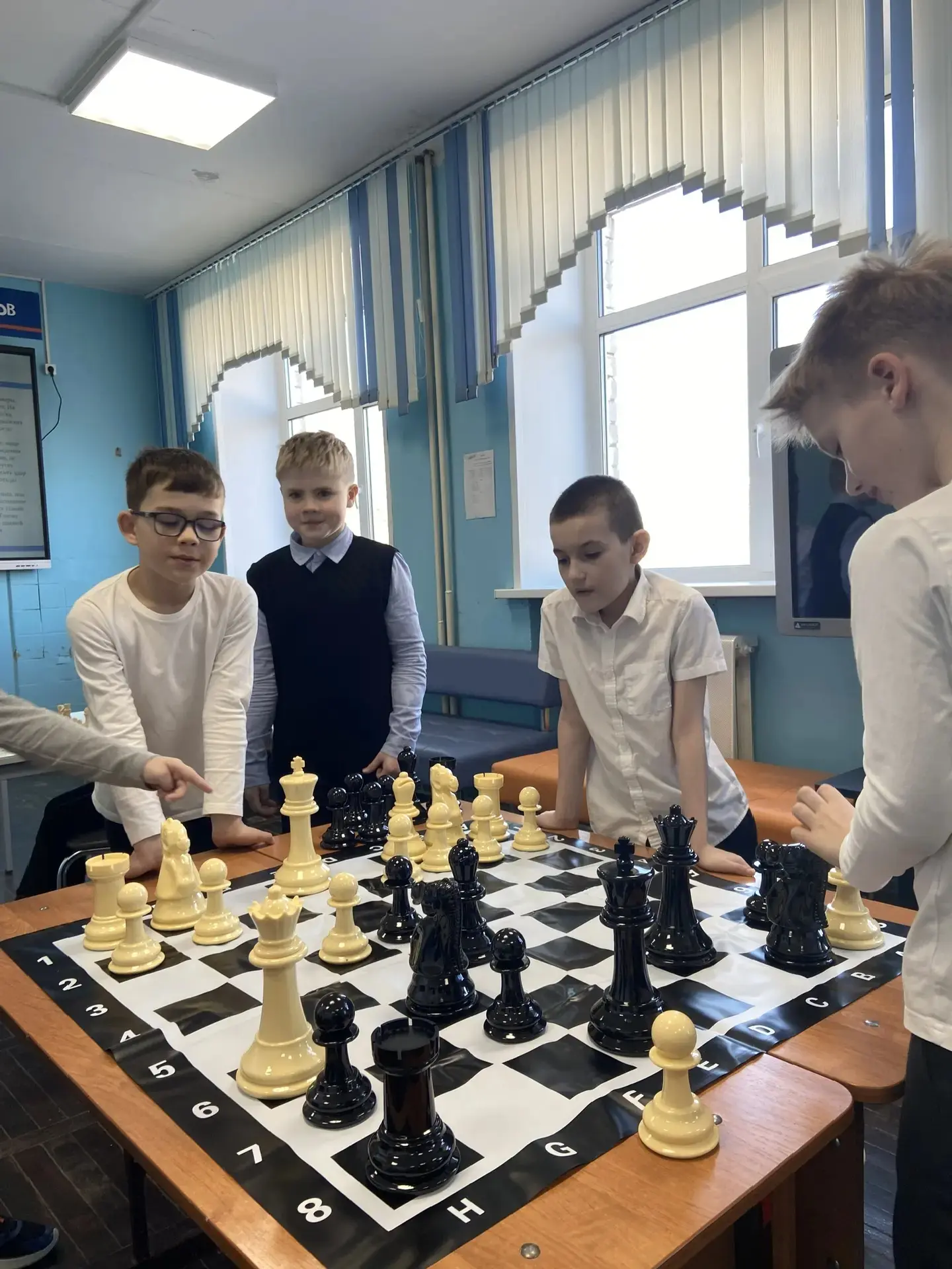 ♟️ Шахматный турнир на переменах в начальной школе!  В нашей школе стартовали тематические перемены 