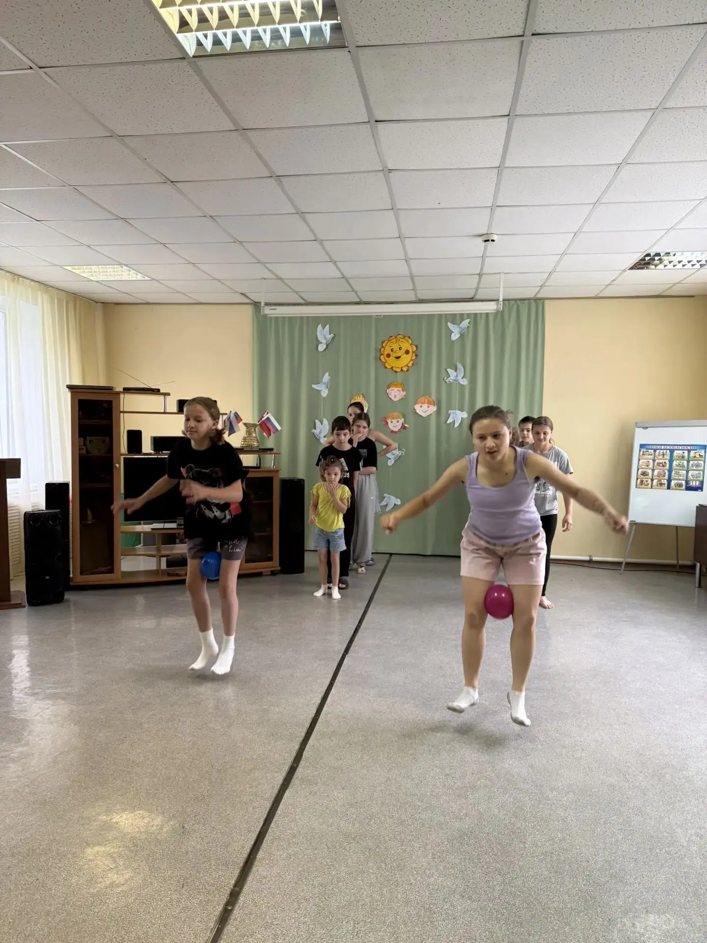На улице дождик, а мы не скучаем!
В воздушные шарики мы весело играем!

Воздушный шарик-игрушку любя