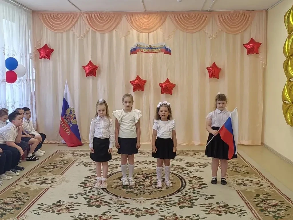 В преддверии празднования Дня России воспитанники подготовительной группы компенсирующе...