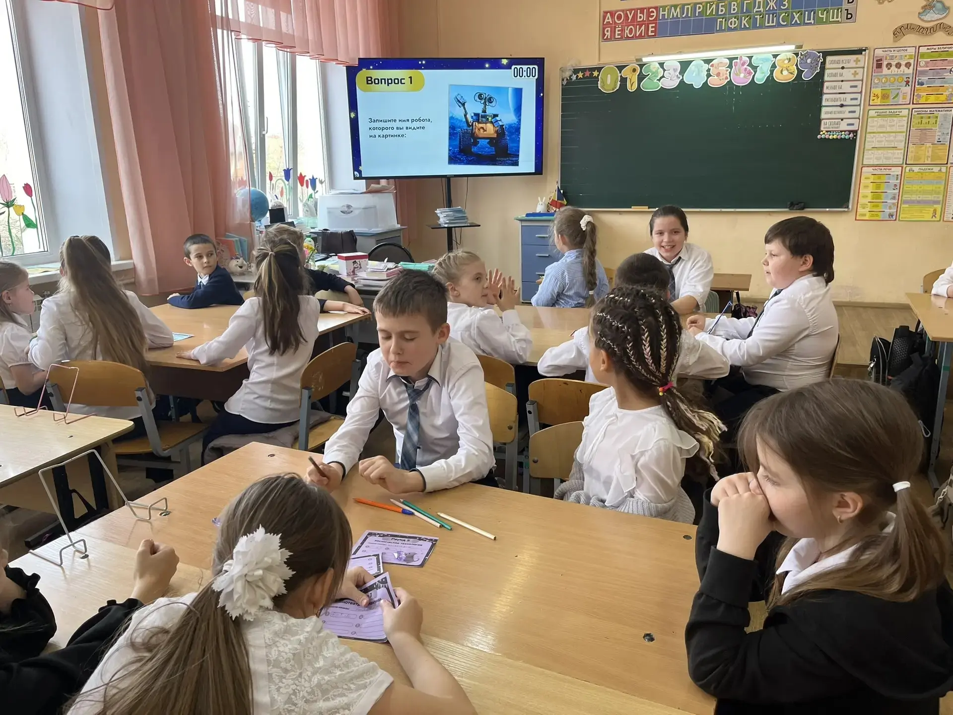 После каникул второй «В» класс отправился в настоящее космическое путешествие, не выходя из школы! М
