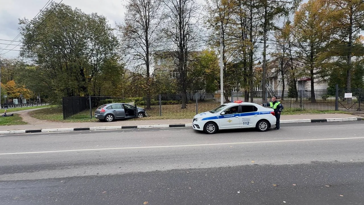 ⚠️ ДТП в Домодедово. В забор школы №7 врезался автомобиль марки «Ситроен».