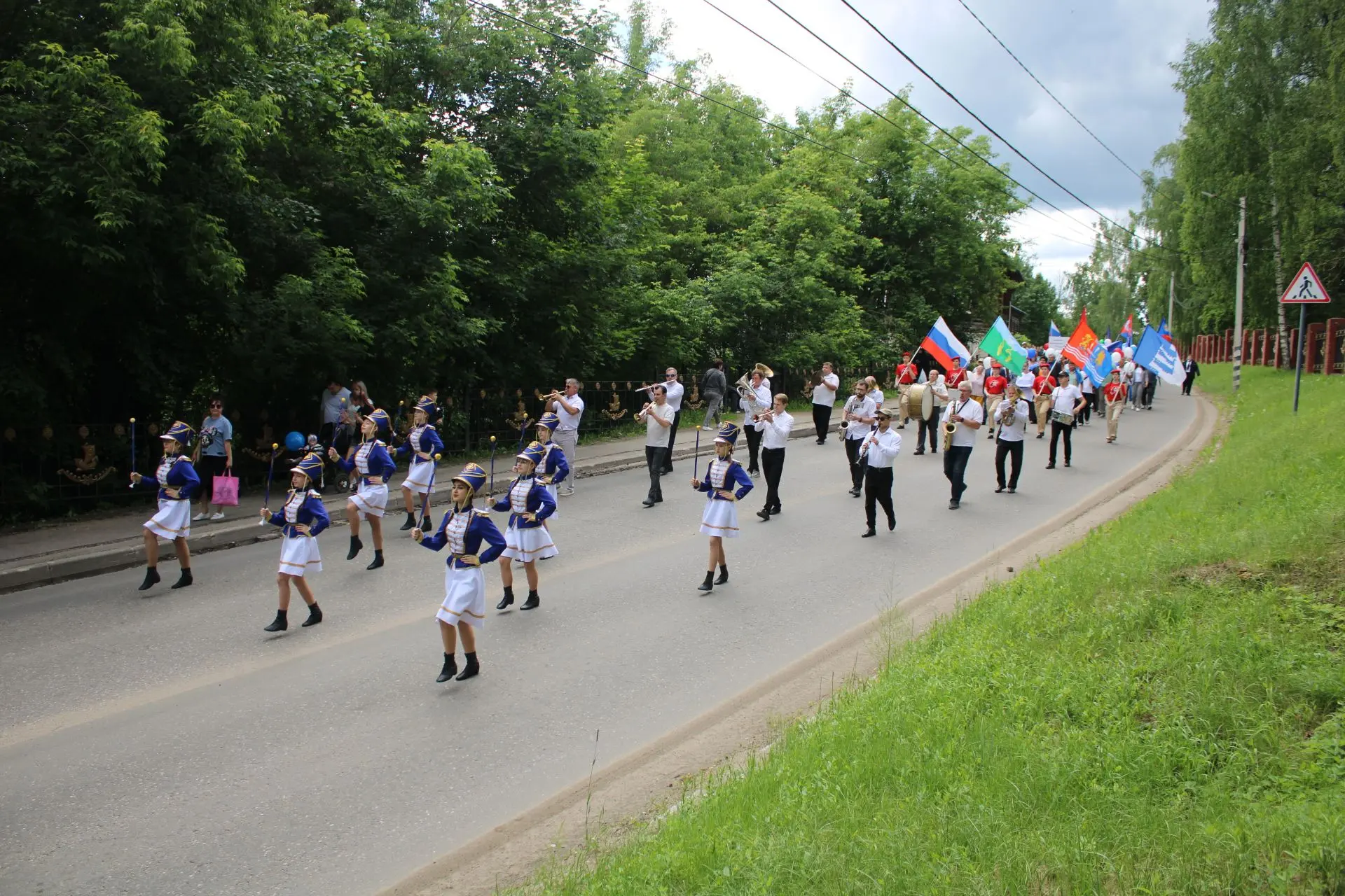 🎉20 июня в Наволоках отметили День города!
 
Торжества начались с праздничного шествия трудовых кол