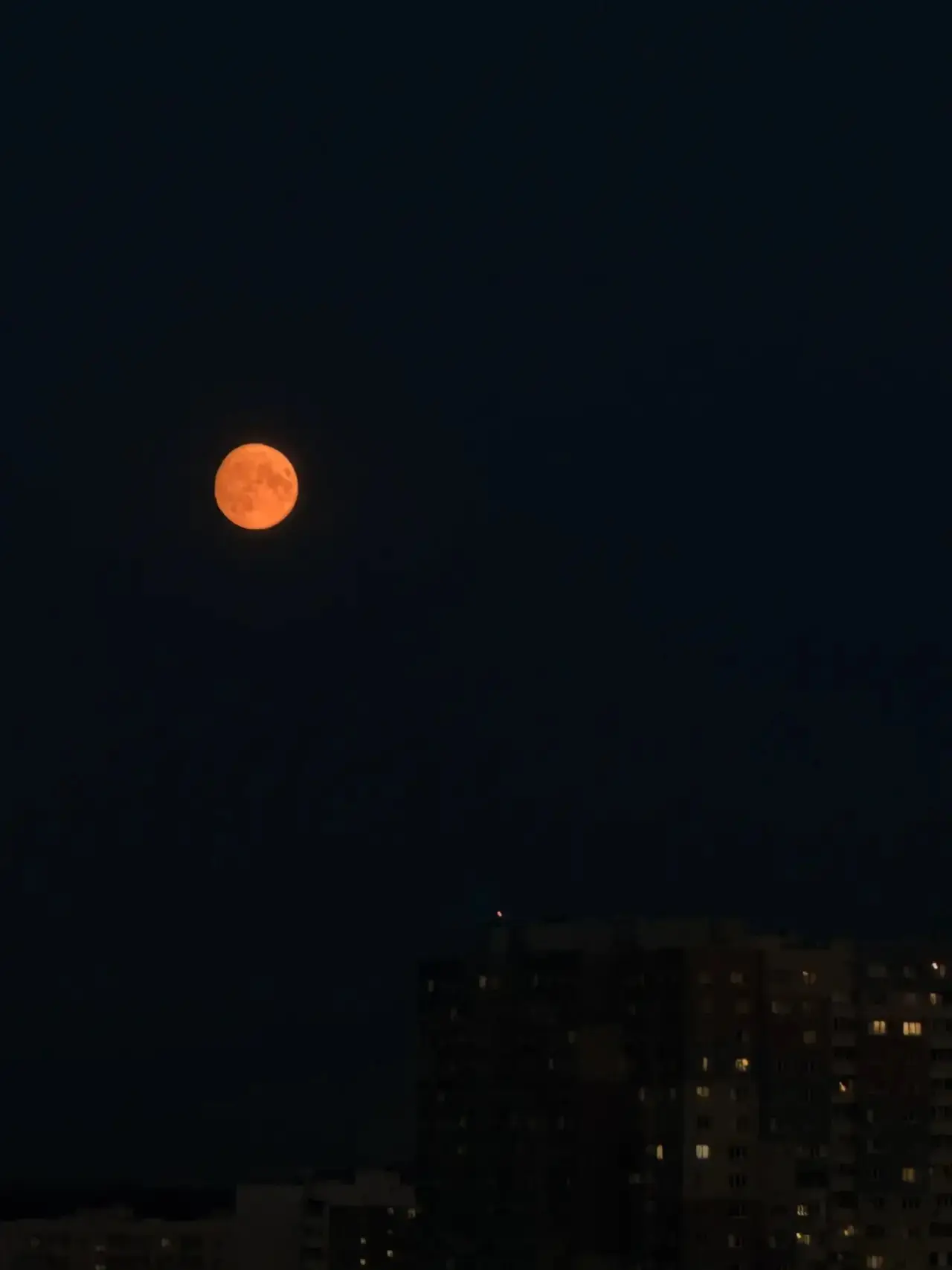 Безумно красивая сегодняшняя луна