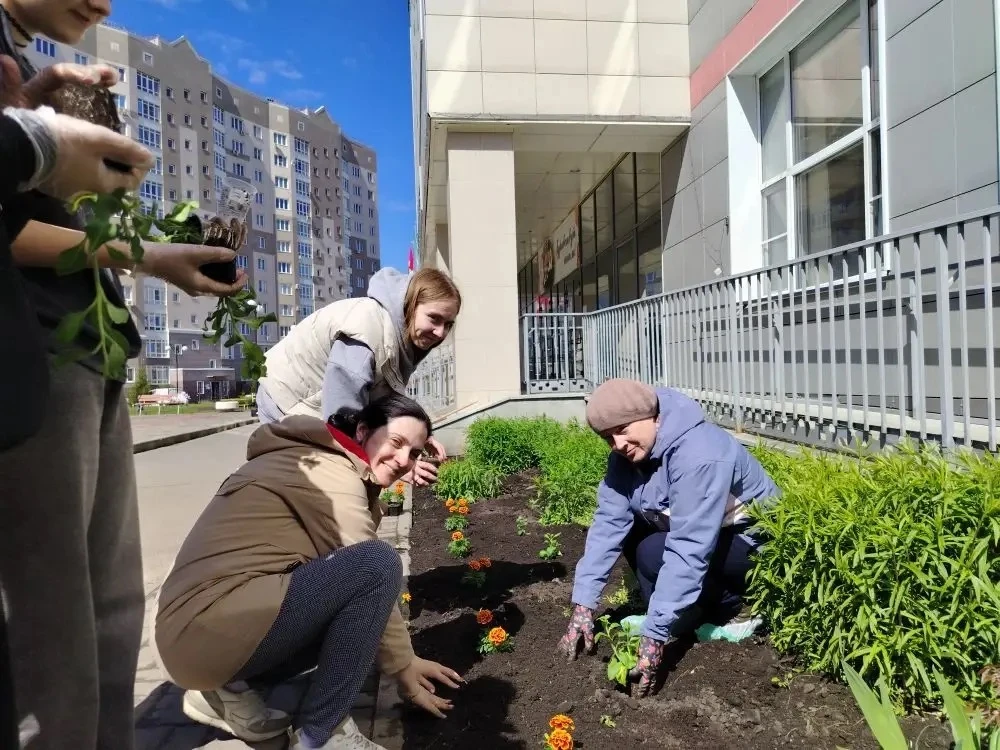 🌷 Сегодня наши учащиеся и педагоги дружно взялись за дело — высадили первые цветы на школьном дворе!