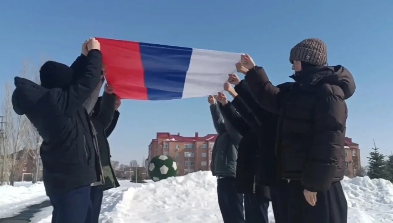 🇷🇺 Флаг единства Ученики 5«А» и 5«В» юнармейского классов МБОУ СОШ №4 присоединились к патриотическо