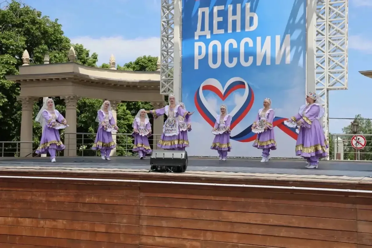 🇷🇺На Центральной площади в честь Дня России прошел фестиваль «Многонациональный Армавир». В меропр