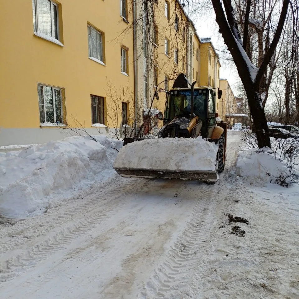 И снова на трудовом посту - продолжаем удалять снег и лёд во дворах МКД.