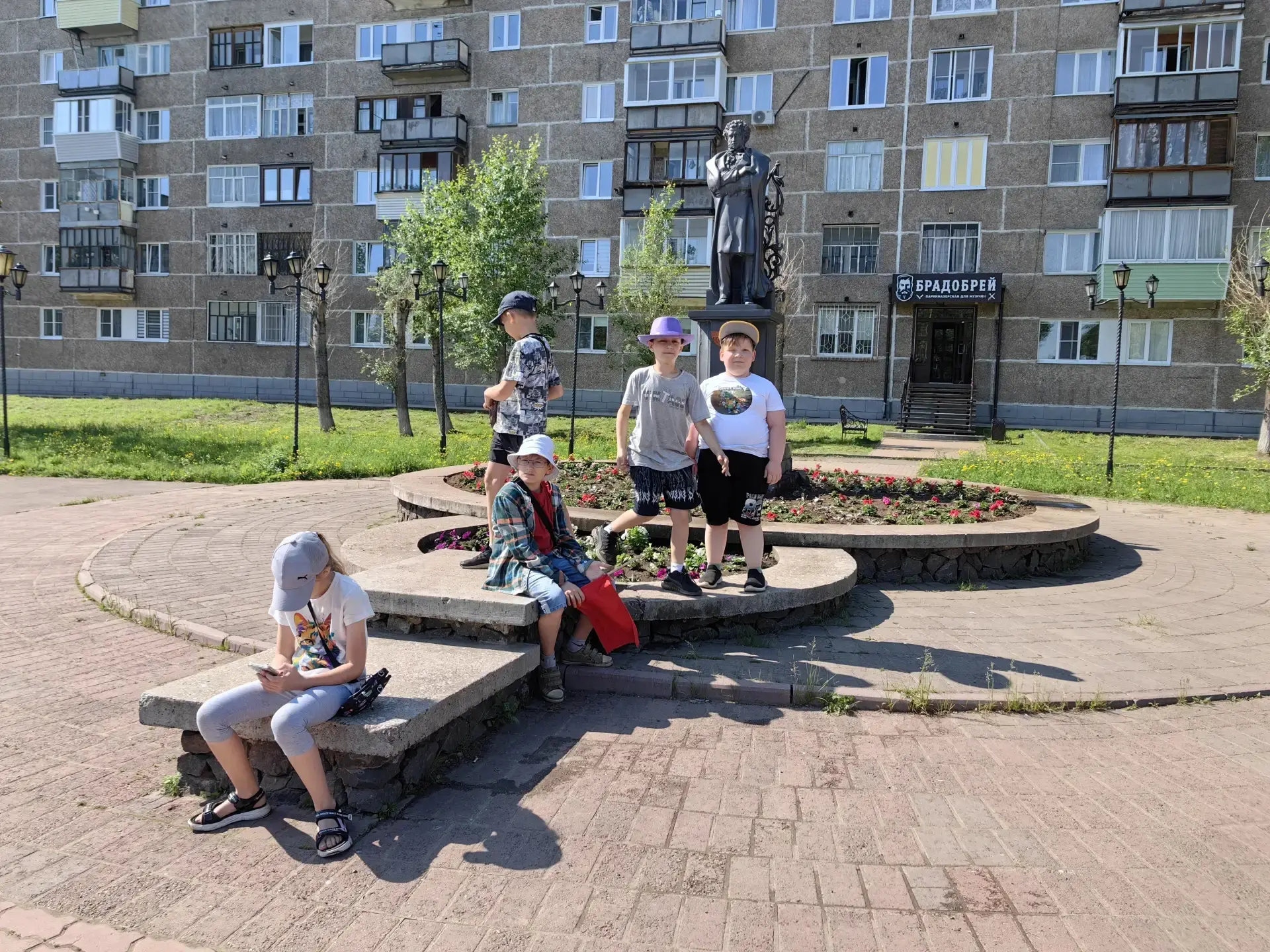 👫 Ежедневно ребята совершают прогулки, 🚶‍♂️🚶‍♀️ знакомясь с достопримечательностями города 🏛️🏰,