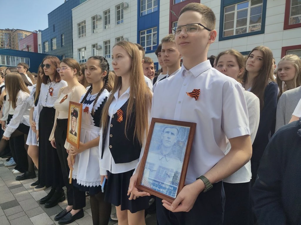 Помним, чтим, гордимся!🇷🇺🕯🎖  Сегодня в нашей школе прошла торжественная линейка, посвящённая 81‑й го