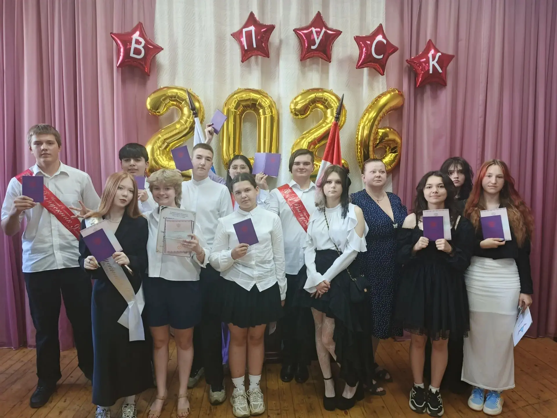 Ура! Первый школьный рубеж пройден! 🎓Вчера в нашей школе был особенный день — девятиклассники получ