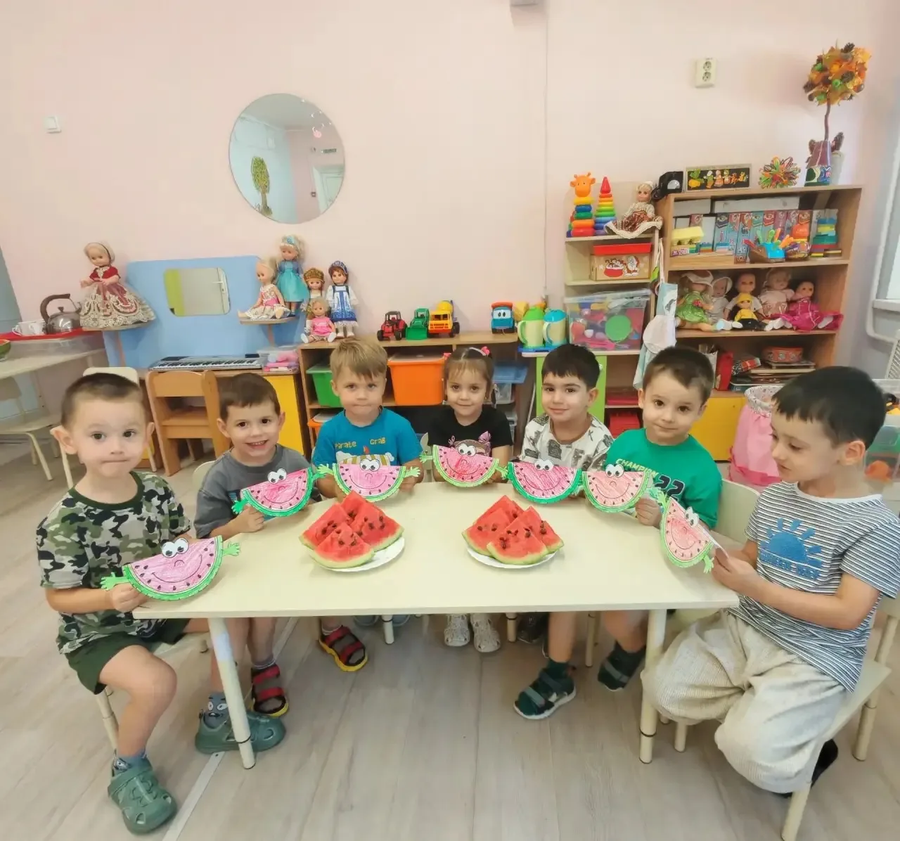 Сегодня, 3 августа, в День арбуза, ребята из средней группы превратились в настоящих зн...