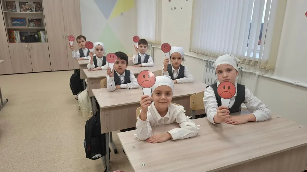 Сегодня в 1 "Б" классе прошел классный час на тему «Мы против наркотиков, алкоголизма и...