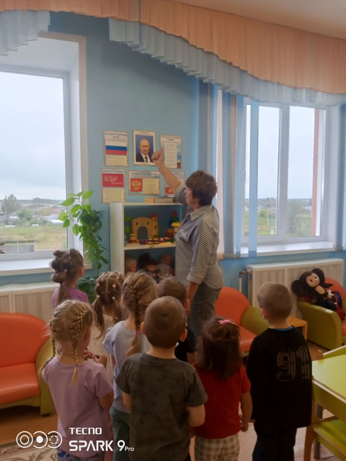 В  средней группе прошло  мероприятие, посвящённое Дню Государственного флага Российско...