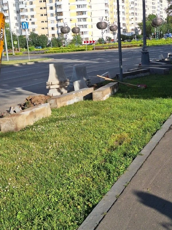 На Пролетарском у круга занимаются дорожками. Вдоль всего проспекта, наверное, уже заве...