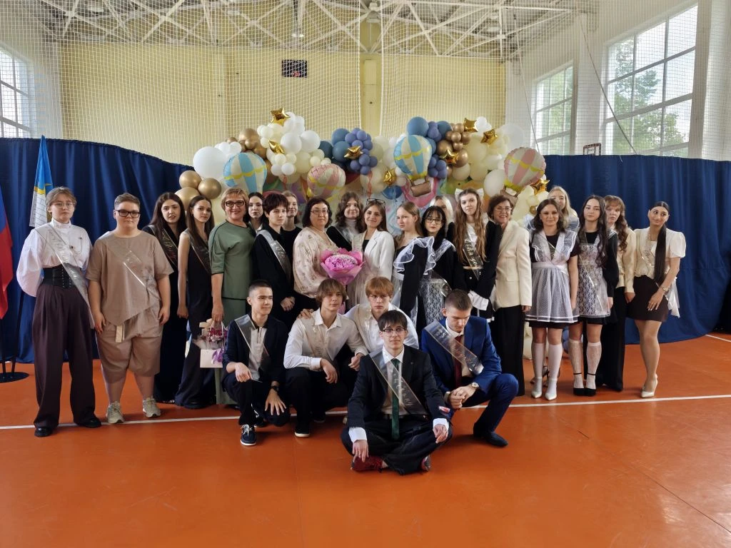🎈И наши 11-ые! Каждому из вас мы говорим: "До новых встреч! Школа будет по вам скучать!". 

Удачи н