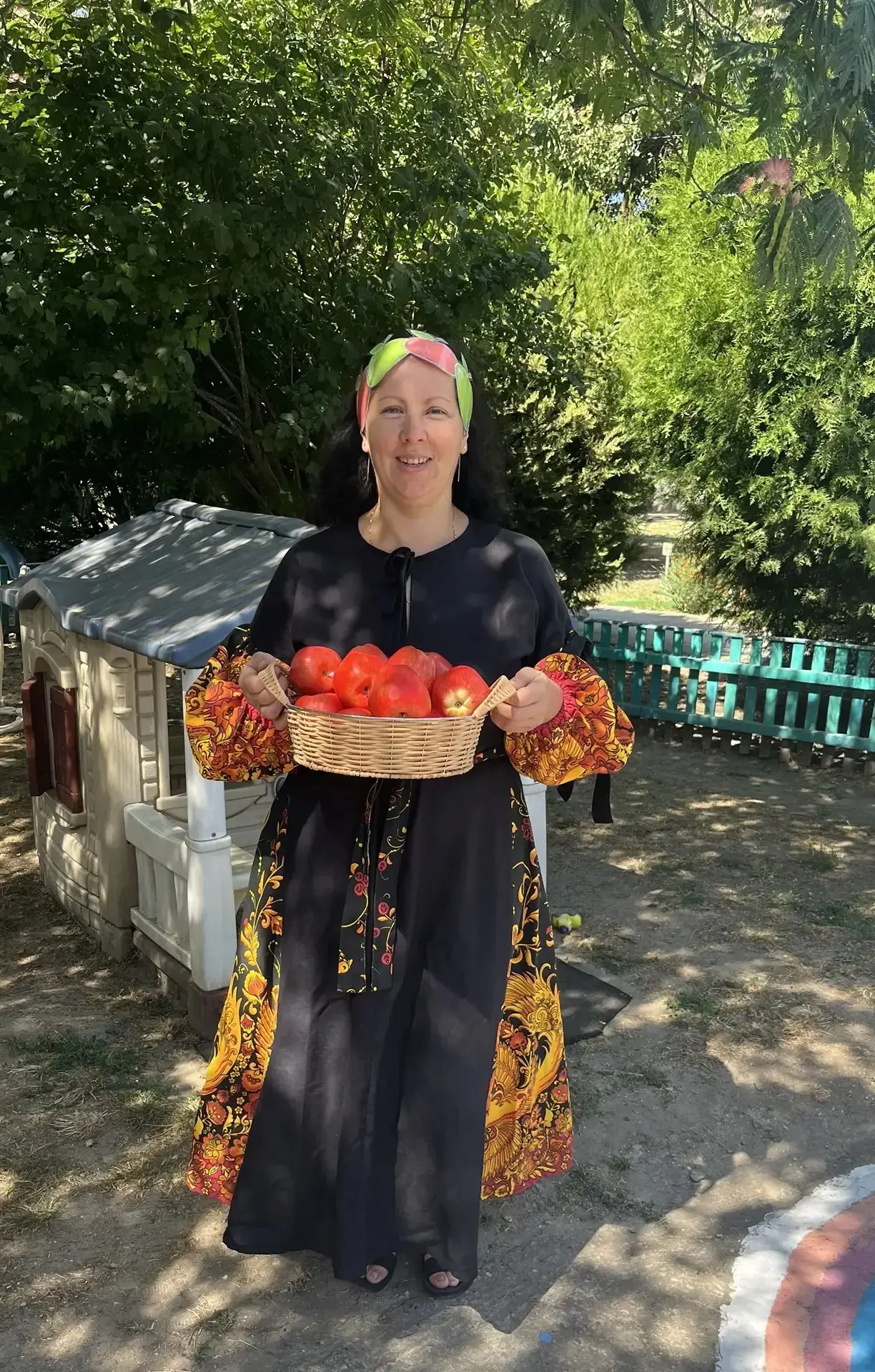 🍎Спелых яблок 🍏ароматом                       Разбудило утро нас.