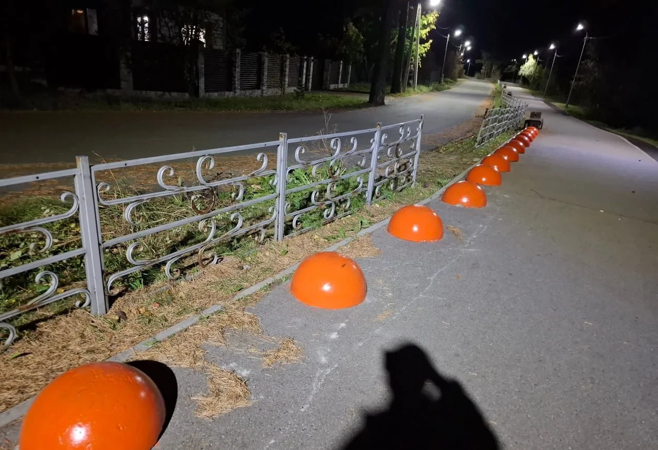 В Ангарске на Набережной установили ряд оранжевых полусфер