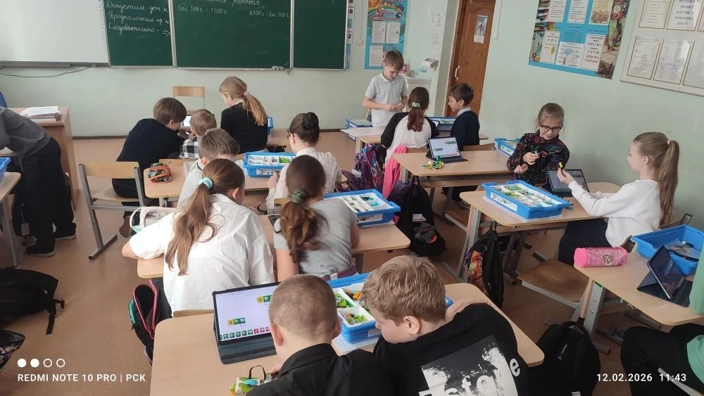 Сегодня в 4 «Б» классе проходил мастер-класс по робототехнике. Ребята исследовали метаморфоз лягушки