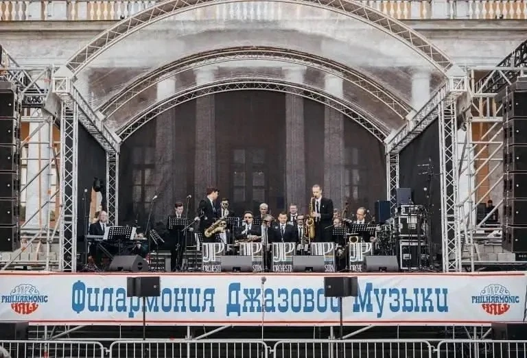 🌟Выходные с пользой

 🎺У Михайловского замка состоится Гала-концерт фестиваля «Свинг белой ночи»

