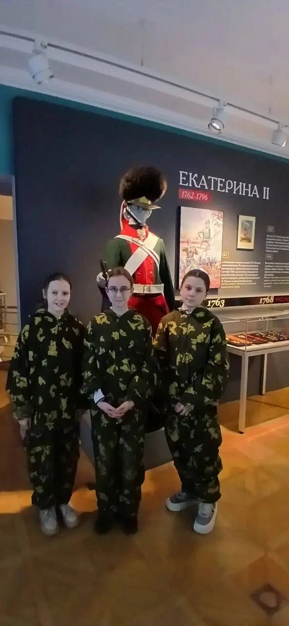 🕵️Миссия выполнена!  Ученики 5Д класса отправились на необычное задание — в «Музей военной формы», г